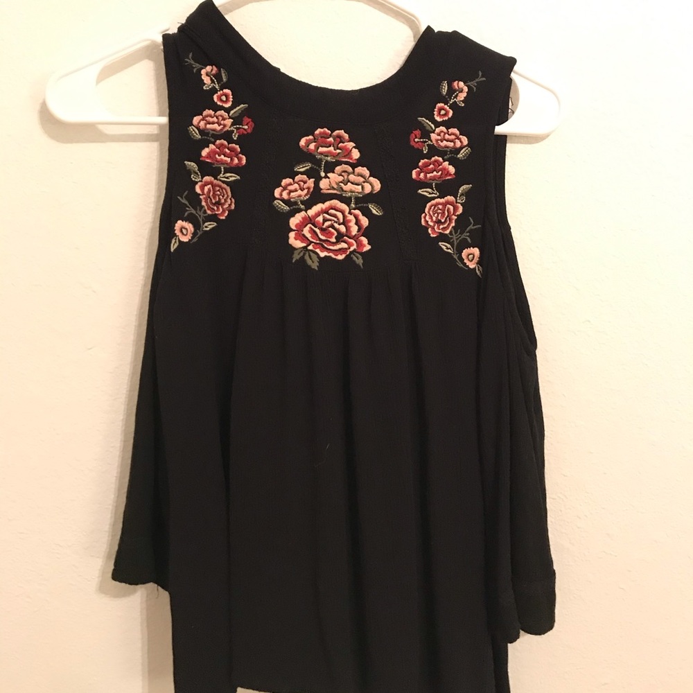 Shoulder cut out 3/4 sleeve top with roses